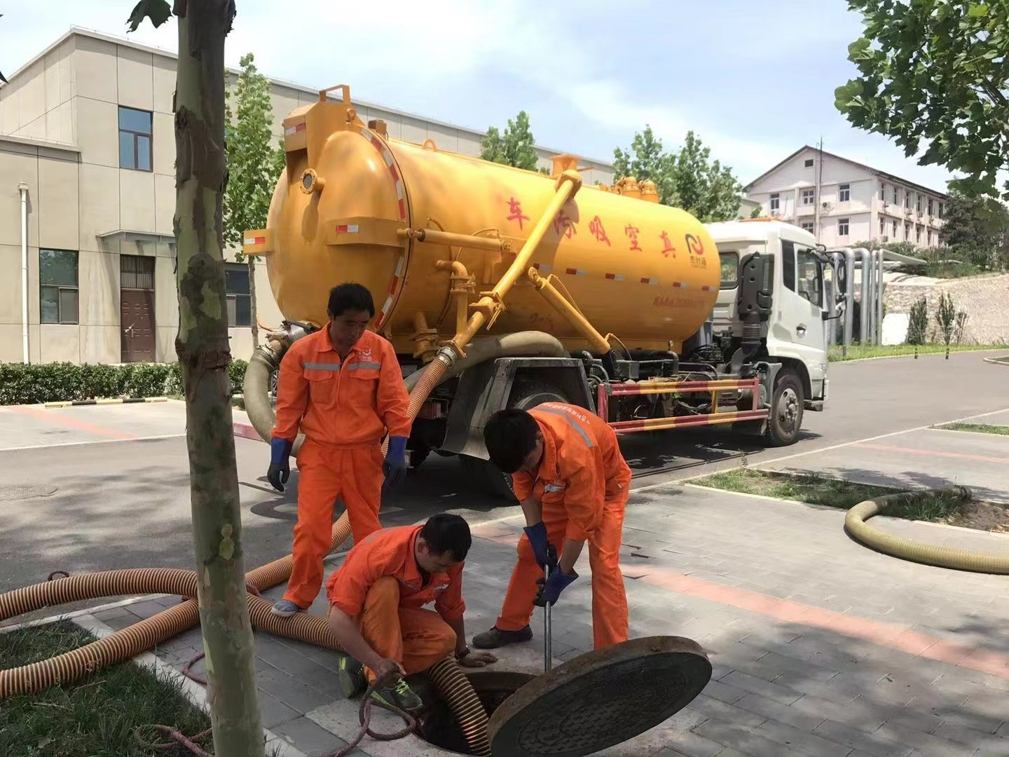 益阳管道疏通车停在窨井附近