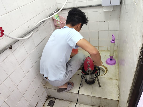 益阳管道堵塞冒臭气 专业师傅现场解决问题
