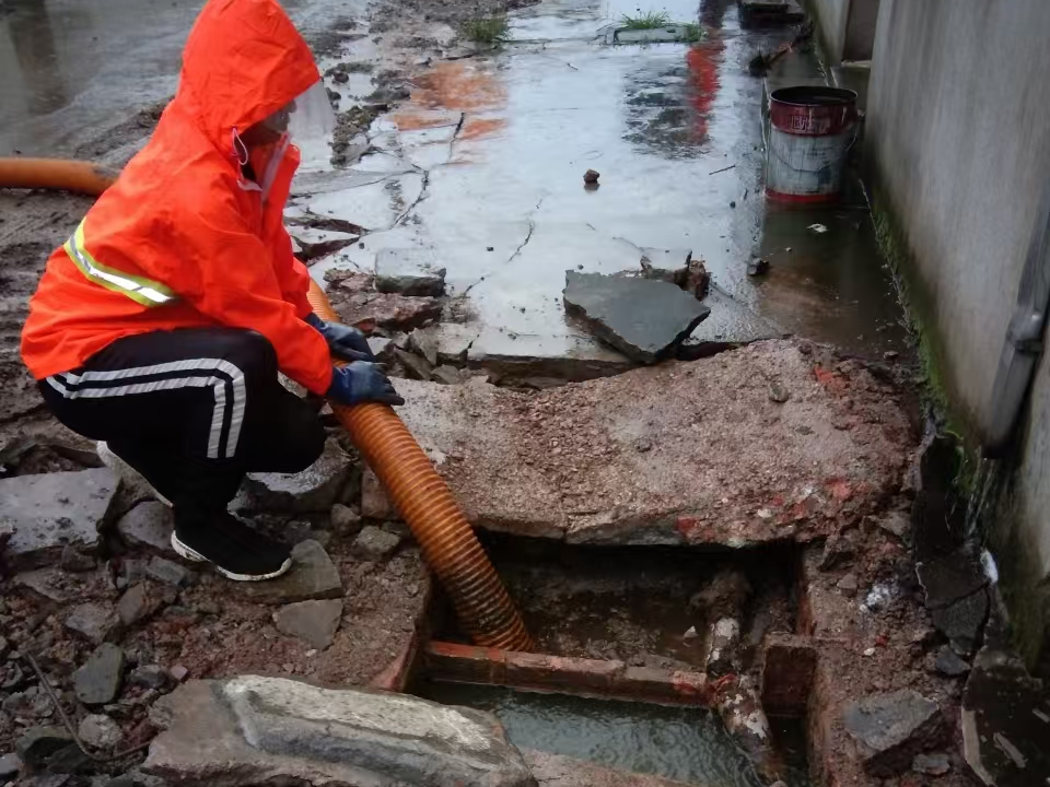 益阳专业清理污水池 炜誉市政以规范流程守护城市 “肠道”